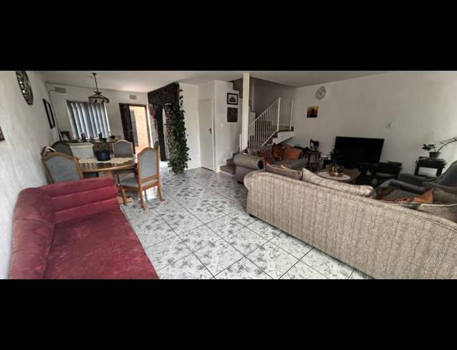 3 BEDROOM TOWNHOUSE FOR SALE IN FLORIDA LAKE